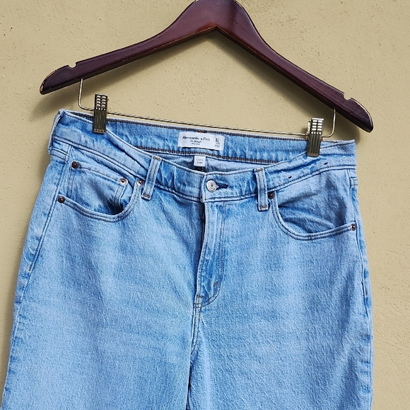 Stylish Light Blue Women's Straight Leg Jeans - Picture 3 of 9